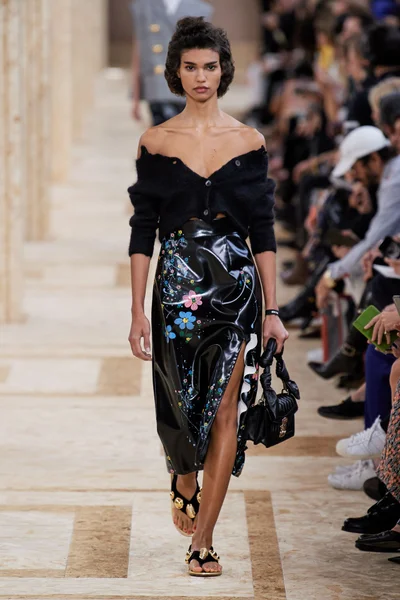 Look 16